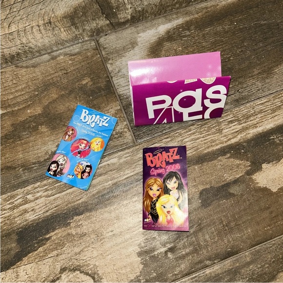 Bratz Passion 4 Fassion Doll Poster 18in x 24 in and 2 advertisement booklets - Picture 5 of 5